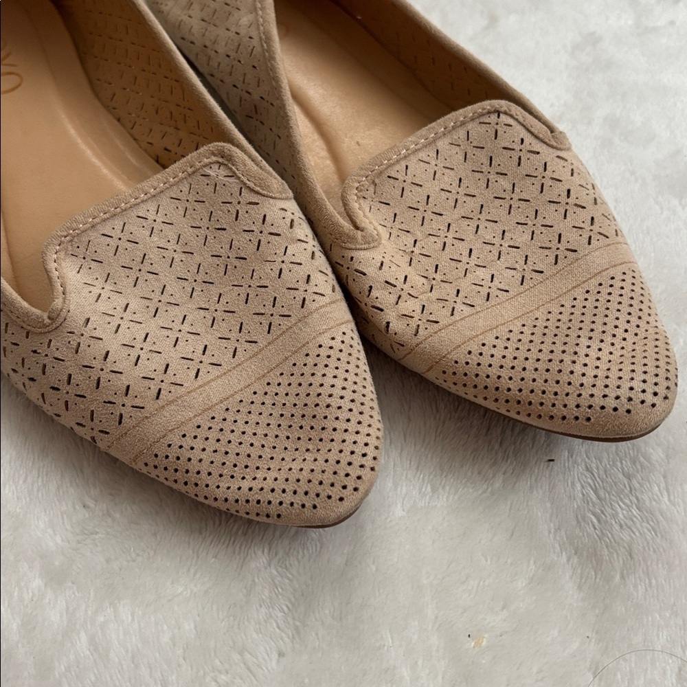 XOXO Women's Beige cut out style Flats - Picture 3 of 4